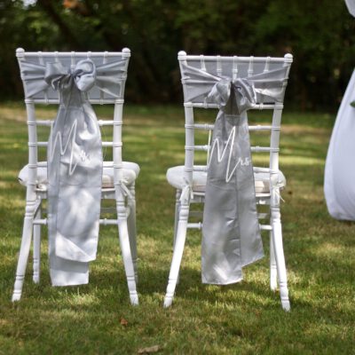 2er Set Anhänger Brautstühle Acryl durchsichtig mit weiß Mr & Mrs