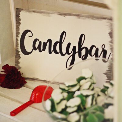 Holzschild weiß / schwarz Vintage “Candybar”