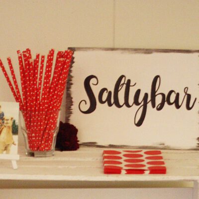 Holzschild weiß / schwarz Vintage “Saltybar”